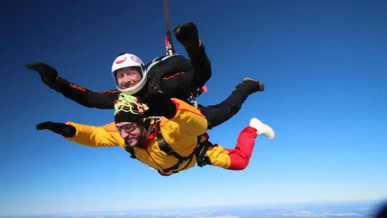 Ветеран СВО из Можайского округа впервые прыгнул с парашютом