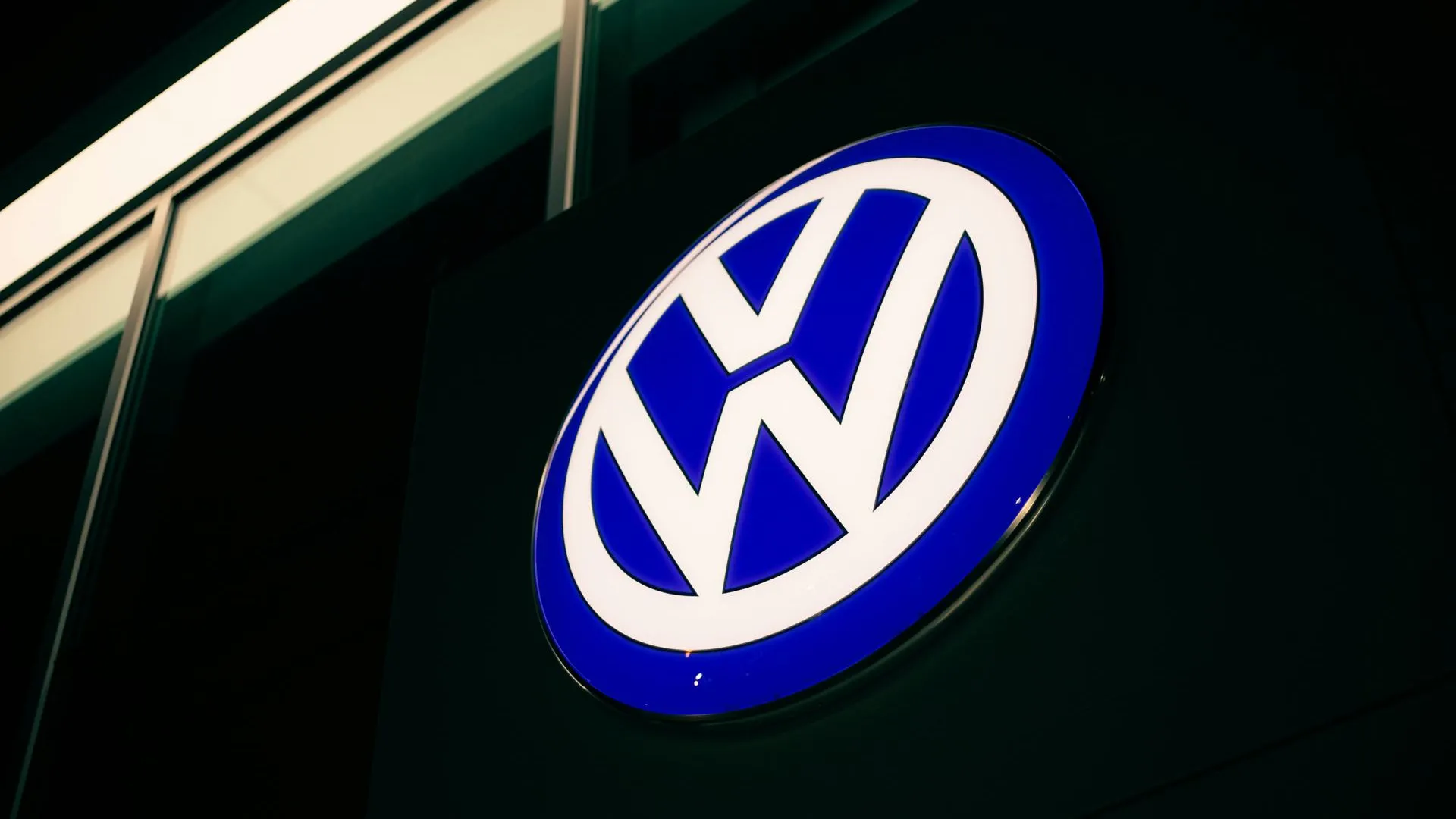 Bloomberg: Volkswagen и профсоюзы начинают переговоры о сокращении расходов