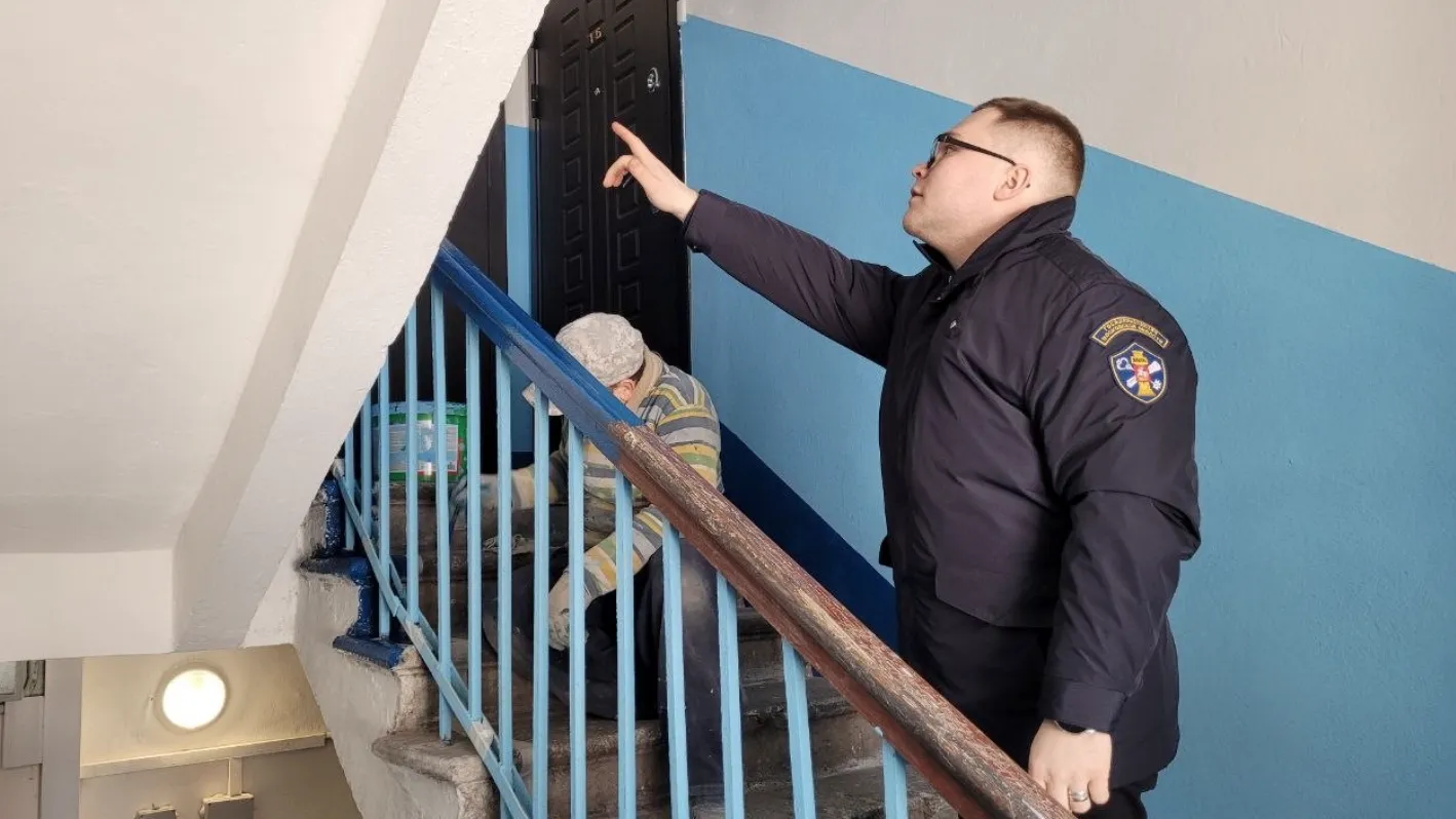 УК Красногорска по 14 адресам отремонтировали перила и поручни в подъездах округа