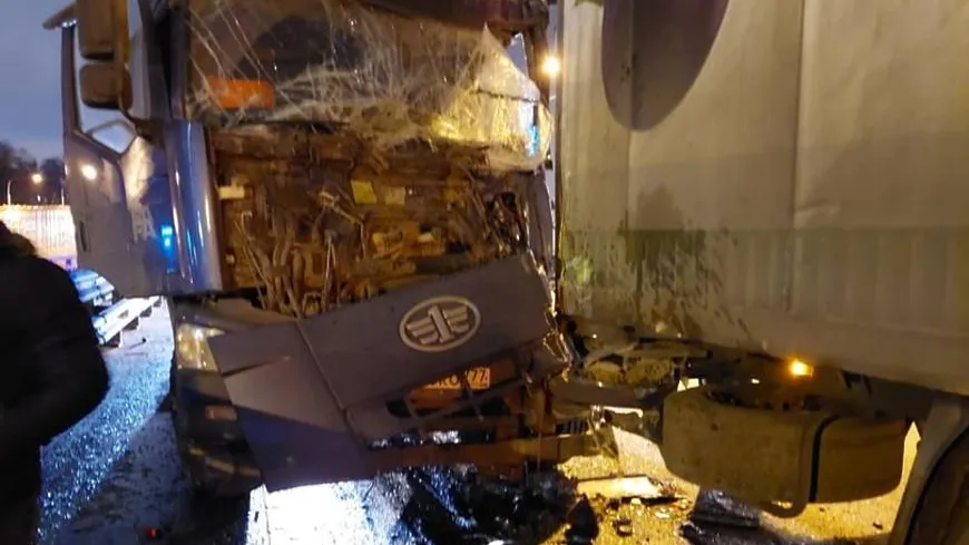 Спасатели вызволили водителя из искореженного в ДТП грузовика в Балашихе