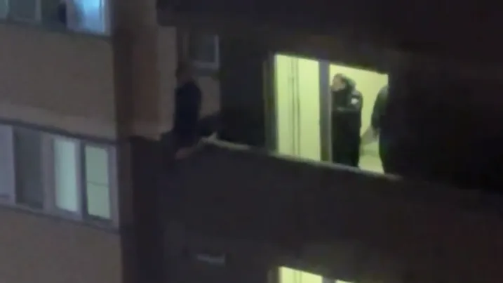 «Где прокурор!»: неадекват с ножом залез на балкон и устроил переполох в Ногинске