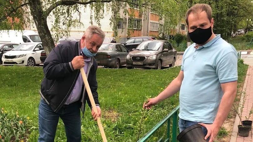 В поселке Дубровицы Подольска высадили кустарники в рамках работ по благоустройству