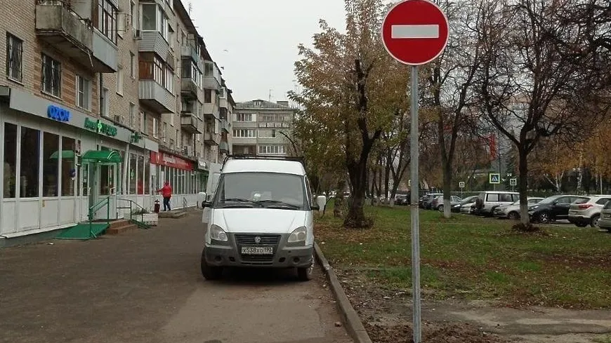 В мкрн Климовск Подольска запретили проезд возле магазинов на проспекте 50 лет Октября