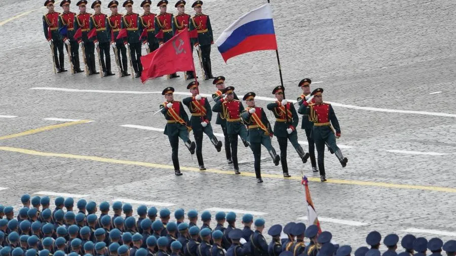 Знамя Победы и российский флаг вынес почетный караул на Красную площадь