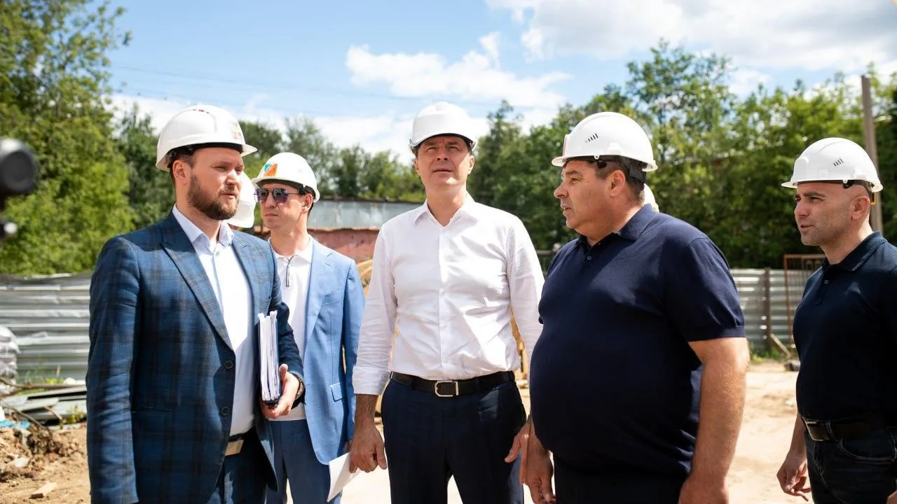 Глава Люберец проверил строительство детского сада на 200 мест