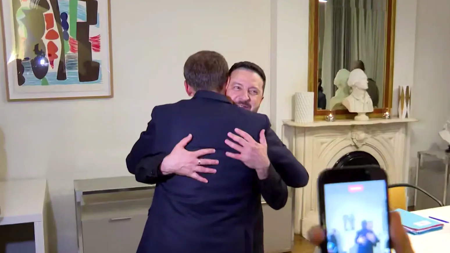 Профайлер назвал жесты Макрона и Зеленского постановочной демонстрацией близости