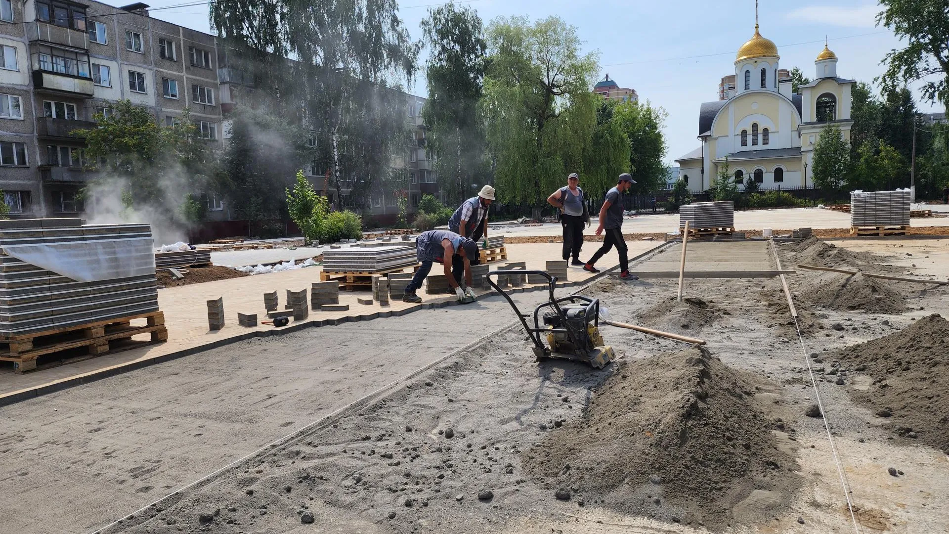 В сквере Защитников Родины в Подольске приступили к мощению трехцветной плитки