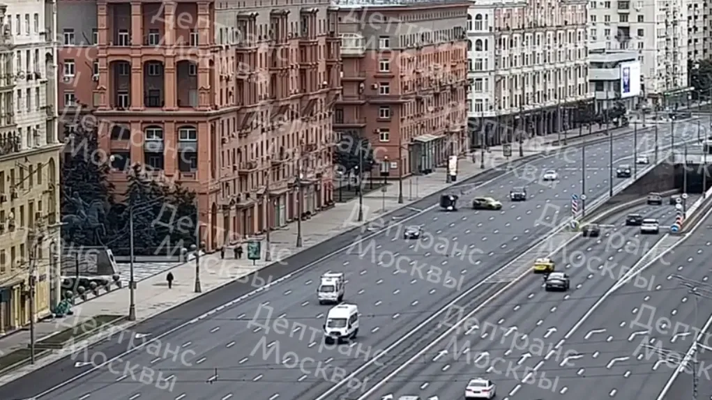 Появилось видео опрокидывания «Гелика» на Кутузовском проспекте в Москве