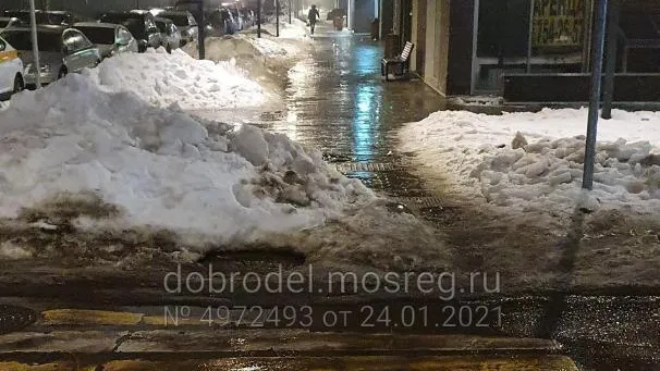 Житель деревни Бородино Мытищ пожаловался на снег и наледь во дворе