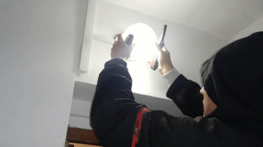 УК в Дзержинском установила плафоны на осветительные приборы в доме на улице Ленина