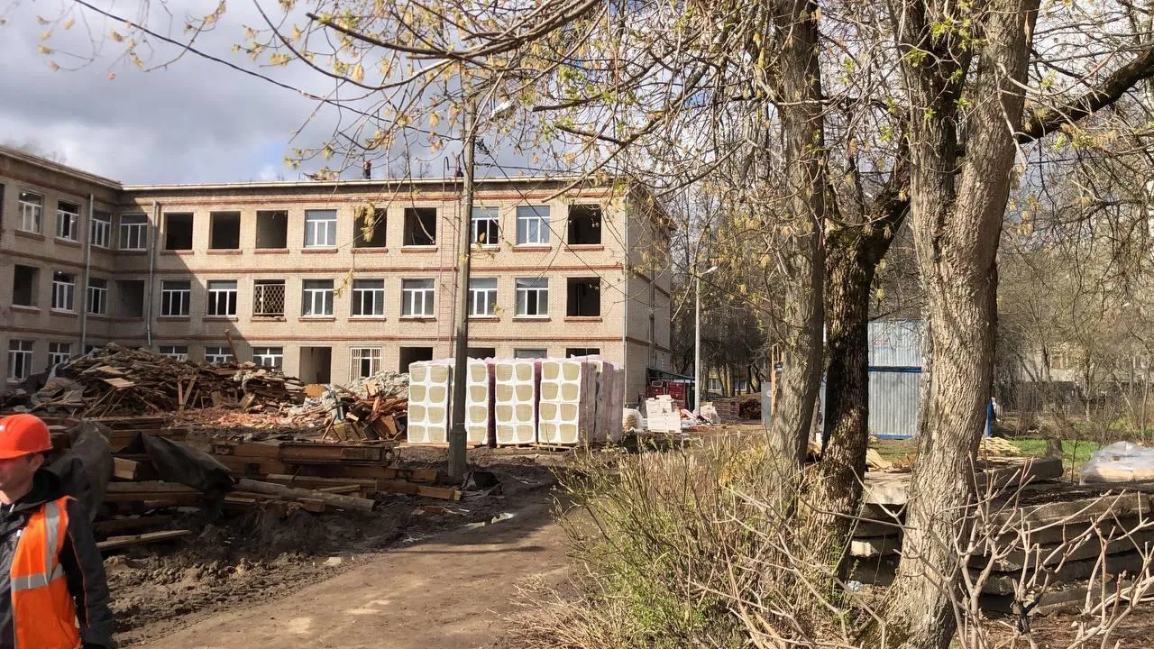 В Королеве приступили к кровельным и фасадным работам в здании школы № 10