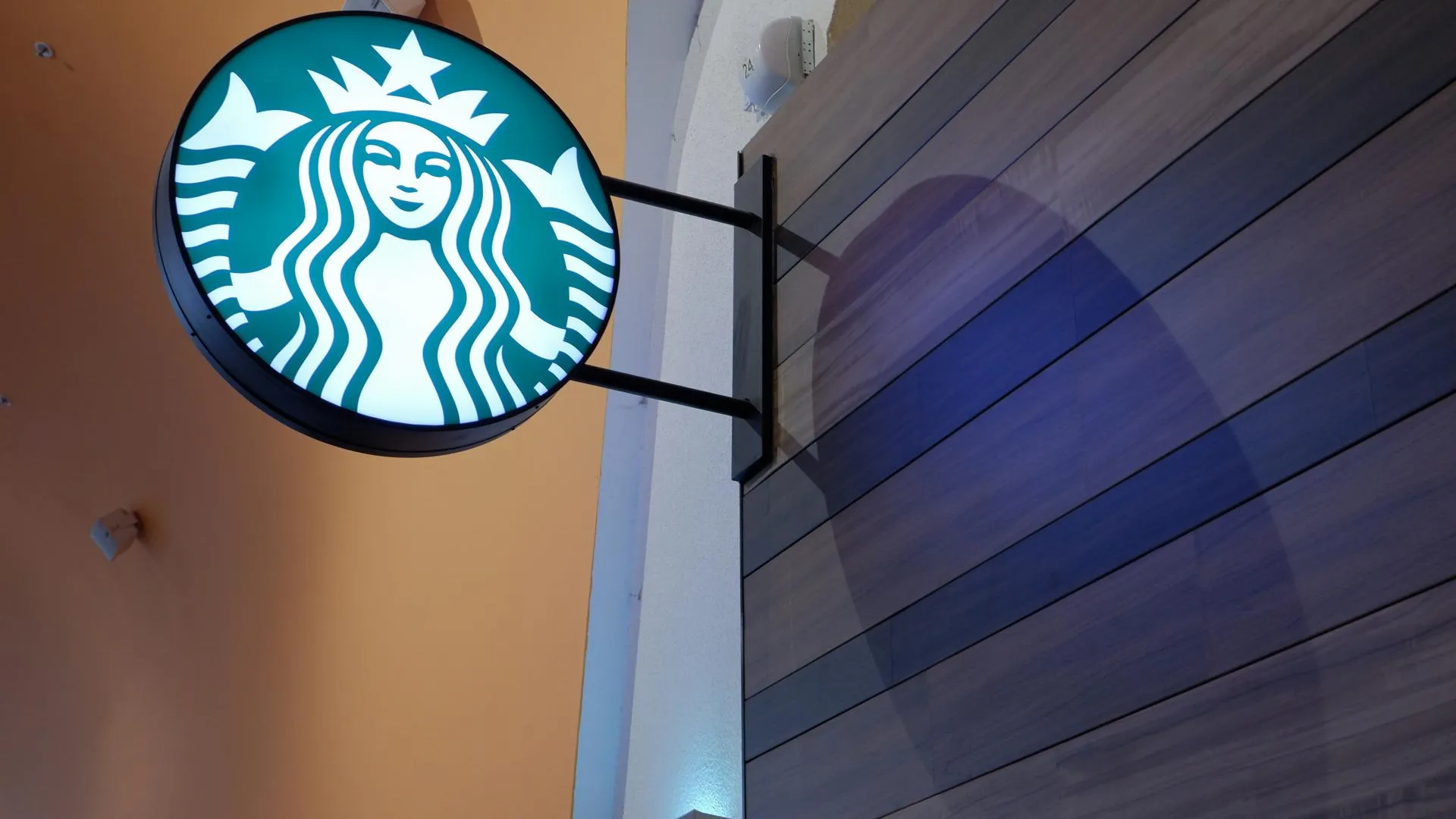 Квартальная прибыль Starbucks обрушилась на четверть