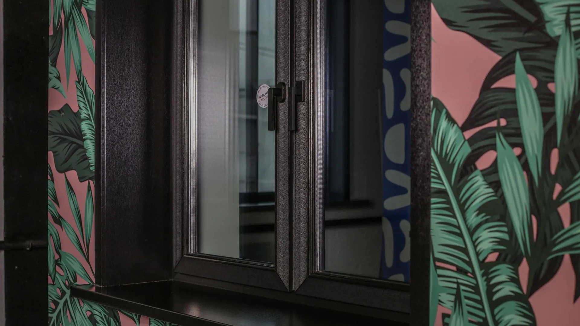 Почти половина россиян готовы купить квартиру с цветными окнами