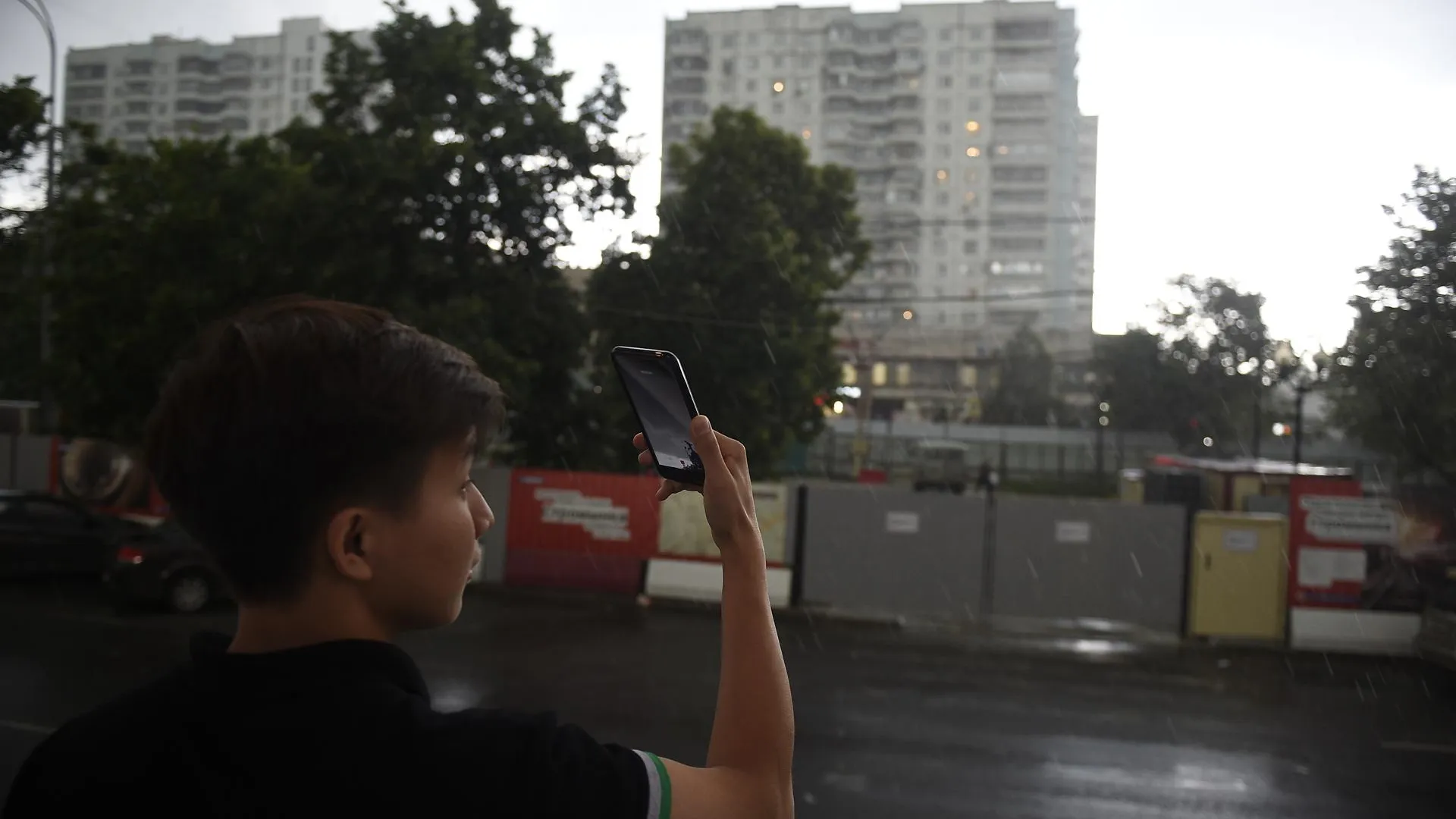 «Желтый» уровень опасности из‑за ветра и грозы продлили в Московском регионе на 11 мая