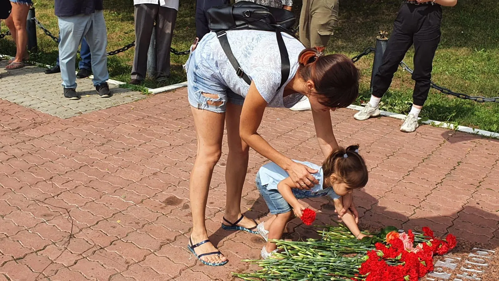 Жители Подольска возложили цветы к памятнику Талалихину к годовщине его подвига