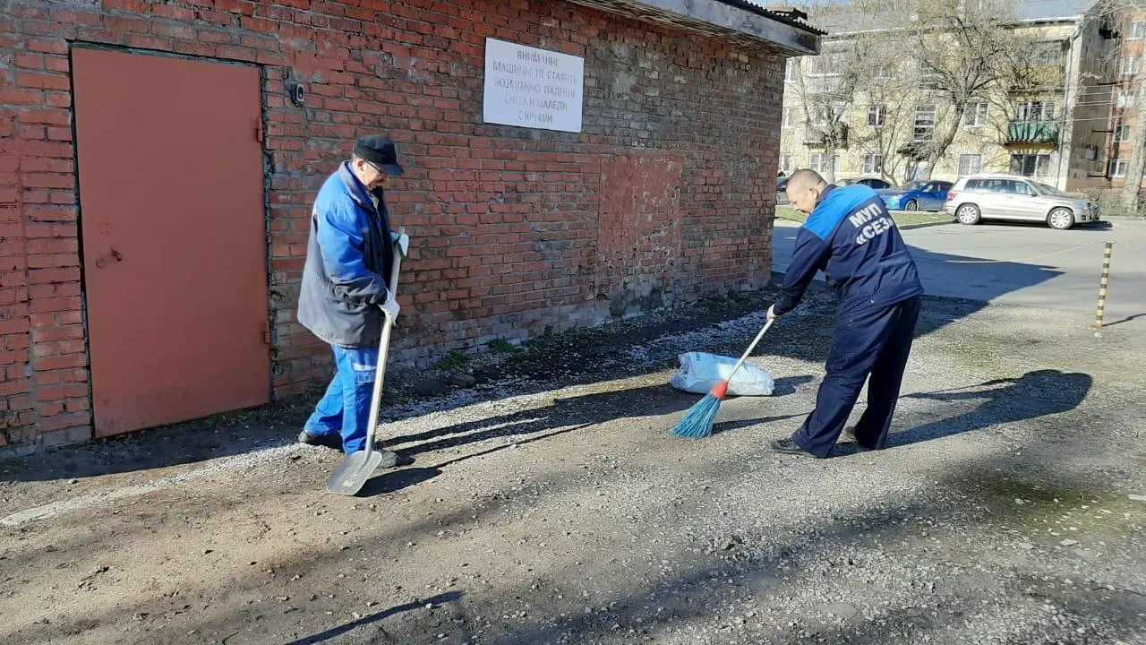 Сотрудники УК Подольска очистили от мусора площадки у центральных тепловых подстанций