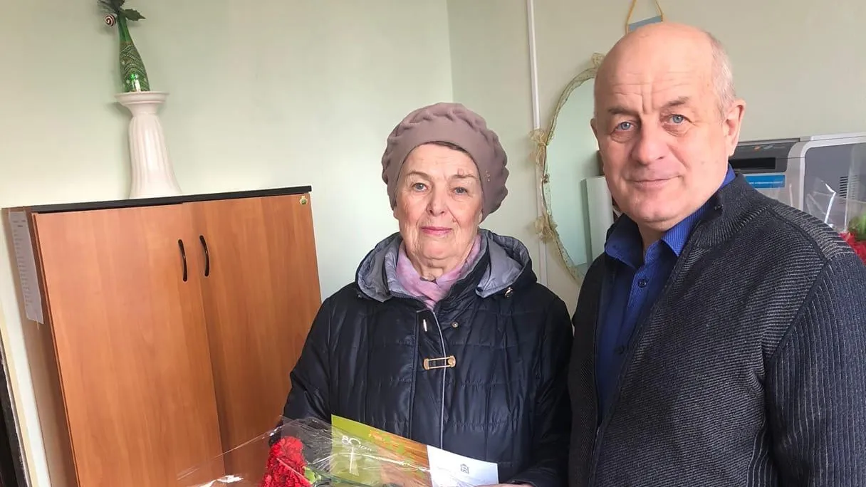Подарки и цветы вручили ветерану труда из Подольска к 80‑летнему юбилею