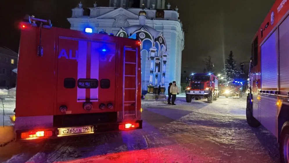 Сотрудники МЧС потушили горящую колокольню в Троице-Сергиевой лавре