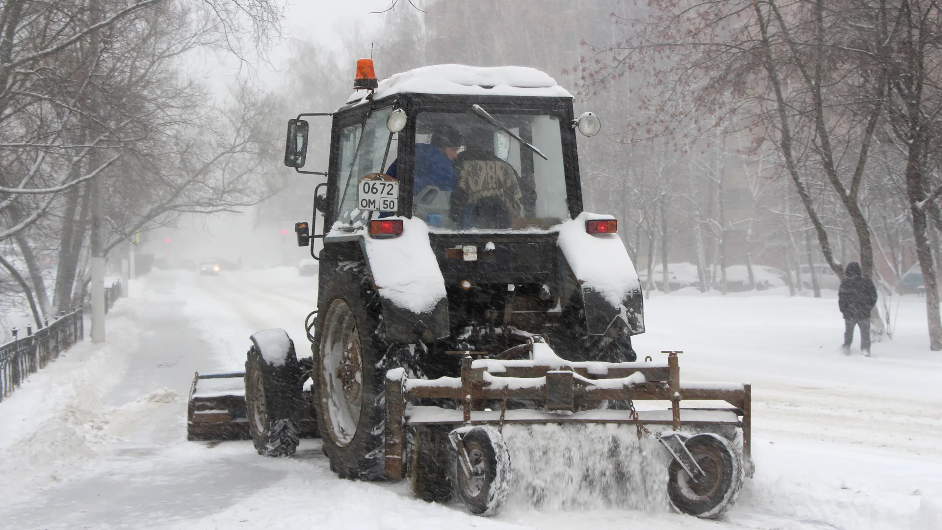 Городские службы Москвы круглосуточно ликвидируют последствия мощного снегопада