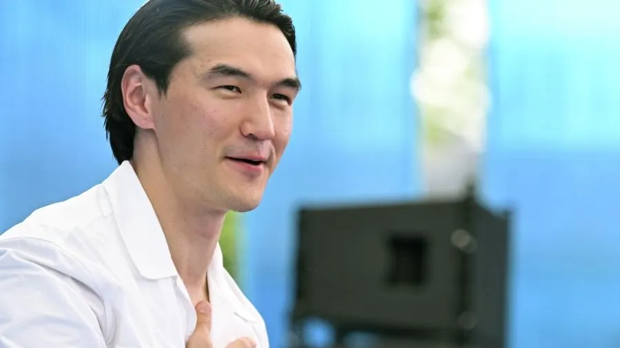 Задержание комика Сабурова в московском аэропорту попало на видео