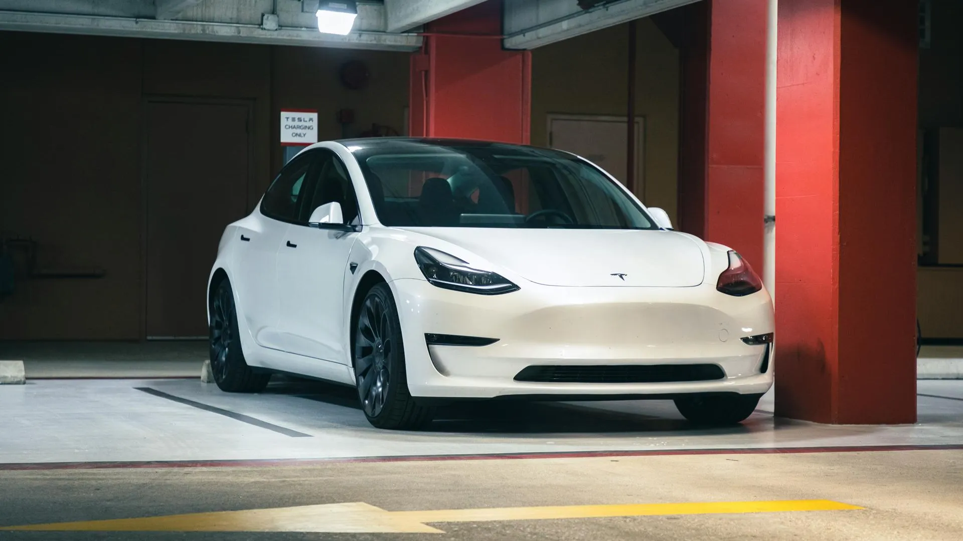 По цене электрического Largus от «АвтоВАЗа» можно купить Tesla с автопилотом