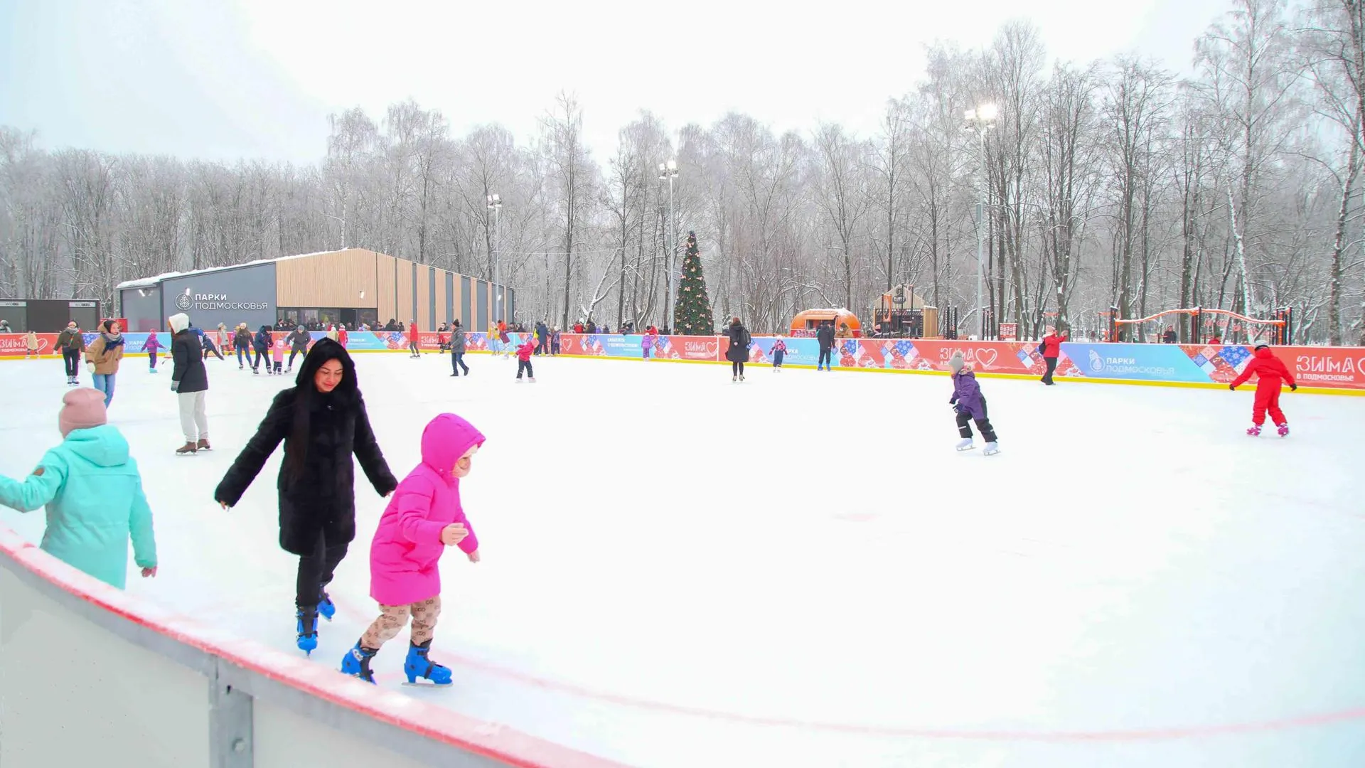 Ледовый каток открыли в парке Люберец