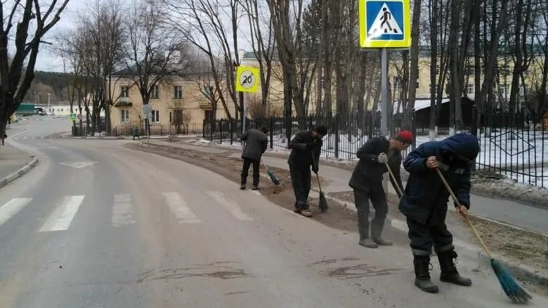 Коммунальщики продолжают очищать от мусора придомовые территории в микрорайоне Подольска