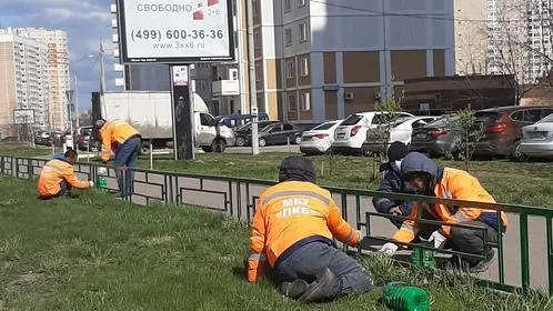 Ограждения вдоль тротуаров начали красить в микрорайоне Кузнечики Подольска