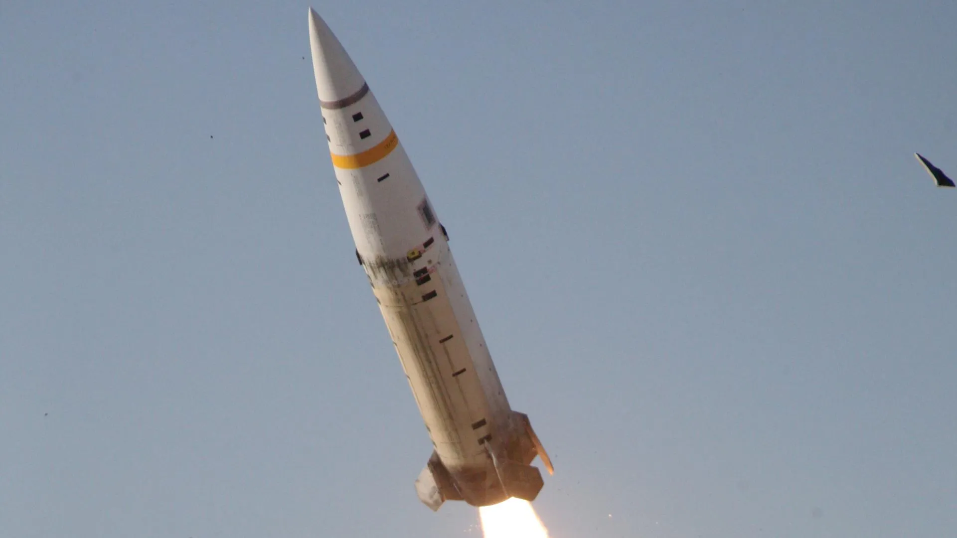 Таганрог атаковали 6 ракет ATACMS, ранены бойцы ВС РФ и повреждена техника — МО