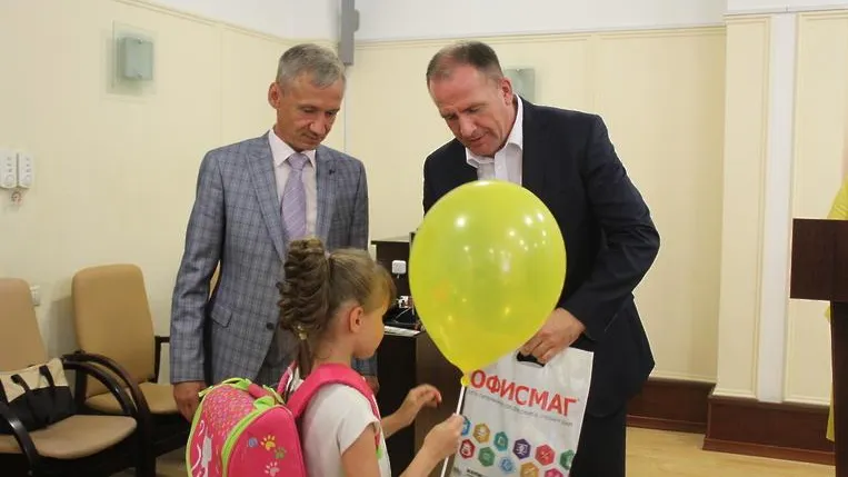 В Люберцах школьникам из малоимущих семей вручили портфели и канцелярские наборы