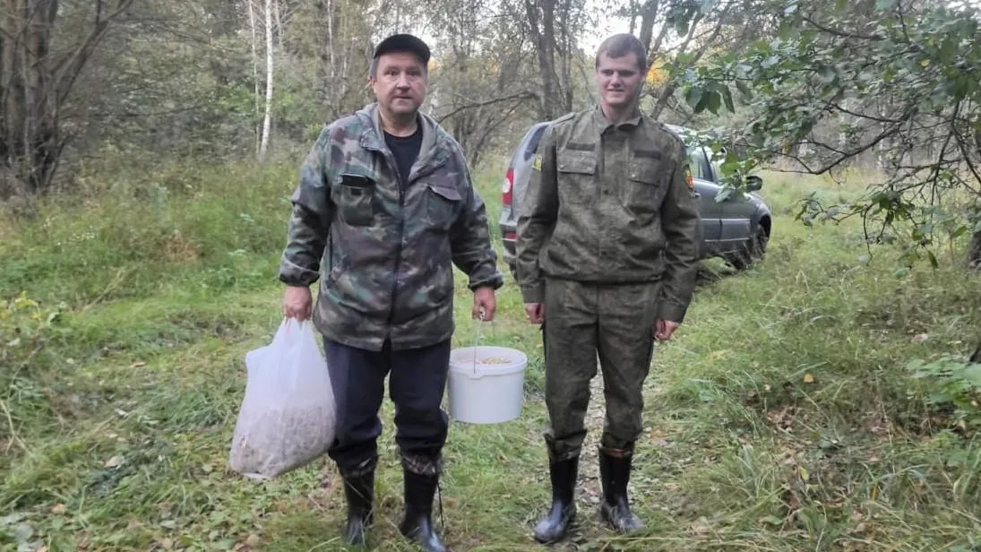 Подмосковные лесничие нашли в лесу заблудившегося грибника