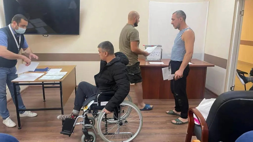 Раненые жители Донбасса проголосовали на референдуме в подмосковном госпитале