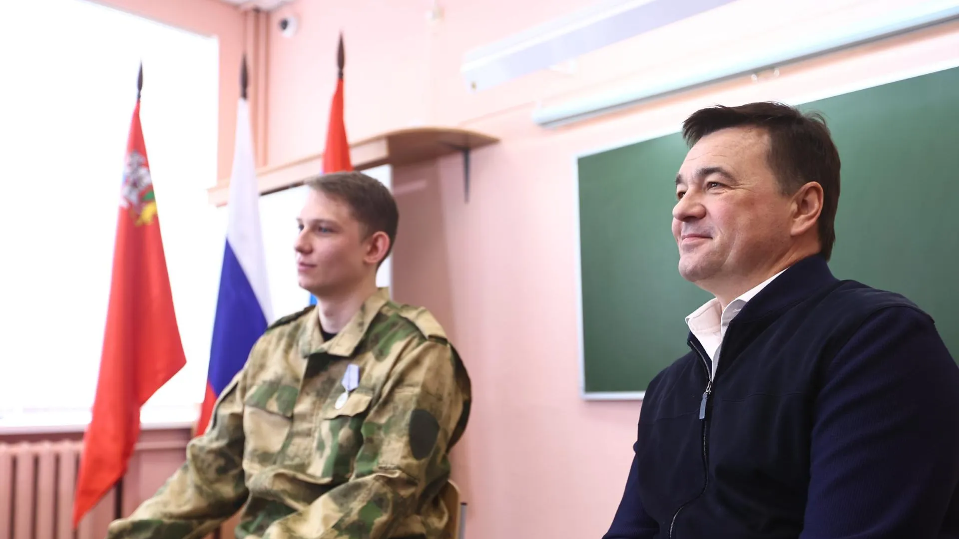 Андрей Воробьев рассказал о встрече добровольца из Подольска с одноклассниками