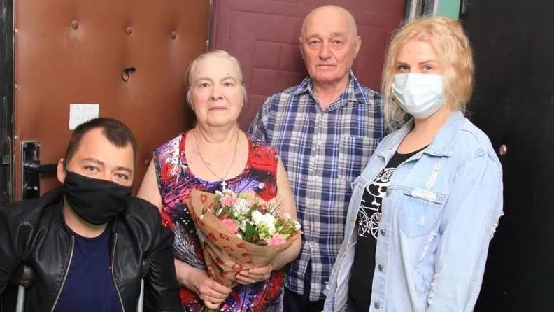 Цветы, торт и шампанское вручили супругам из Балашихи к 50‑летию совместной жизни