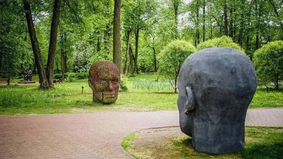 Объекты современного искусства появились в парке «Скитские пруды» Сергиева Посада