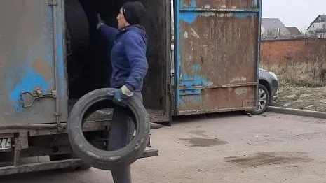 Более 200 брошенных автомобильных покрышек вывезли из микрорайона Кузнечики Подольска