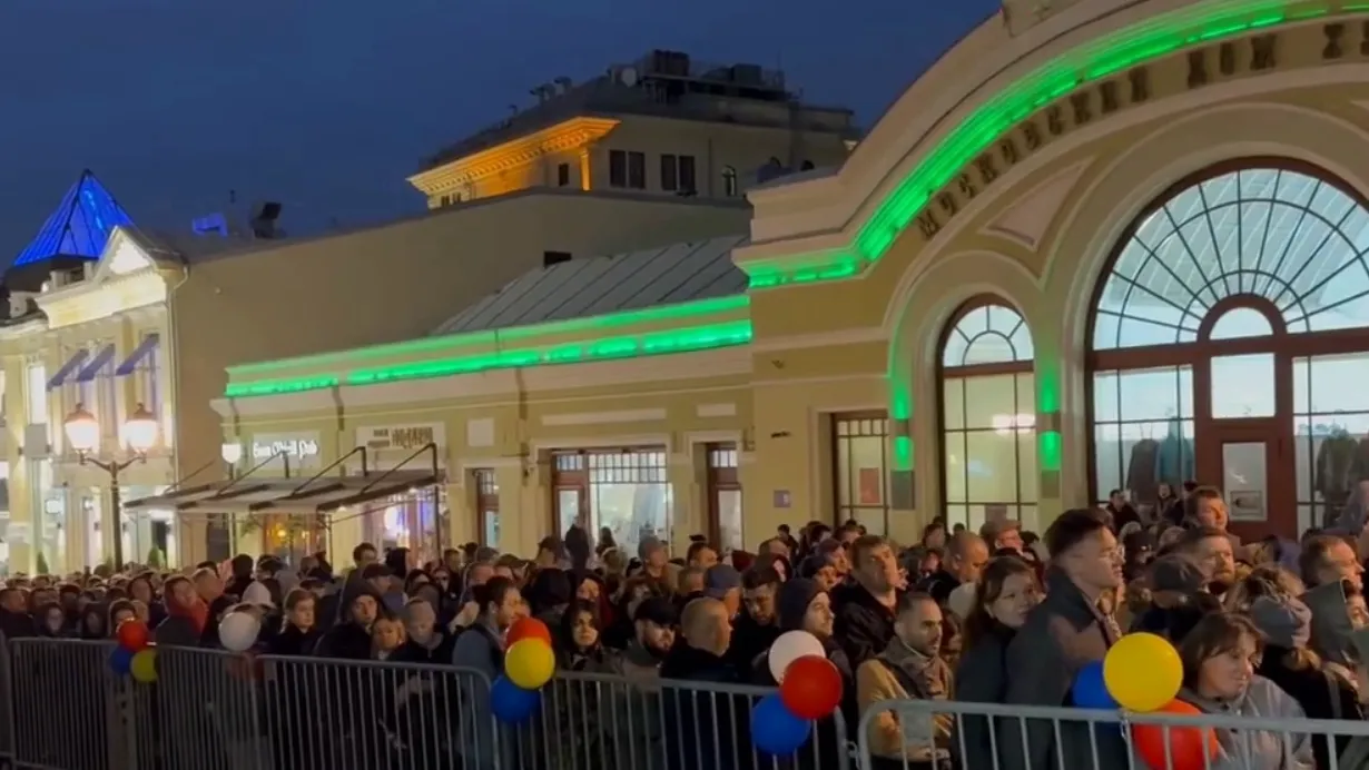 Видео: в Москве очередь к посольству Молдавии не иссякает более 12 часов