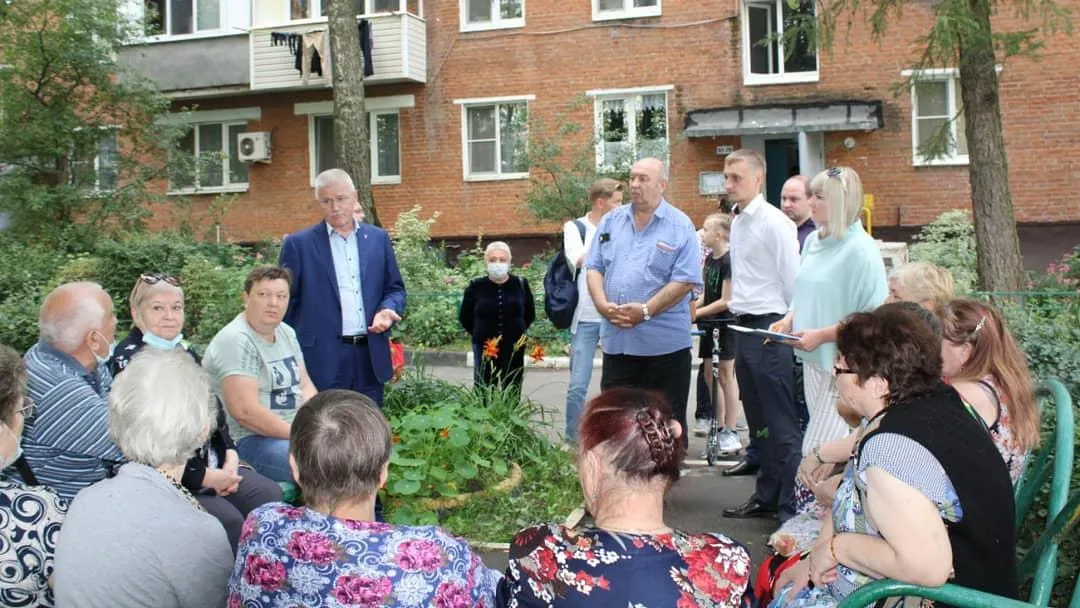 Депутат Мособлдумы возьмет под контроль вопрос с обустройством остановки в Подольске