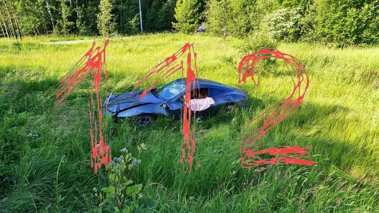 Элитный спорткар Ferrari вылетел на обочину при ДТП в Новой Москве