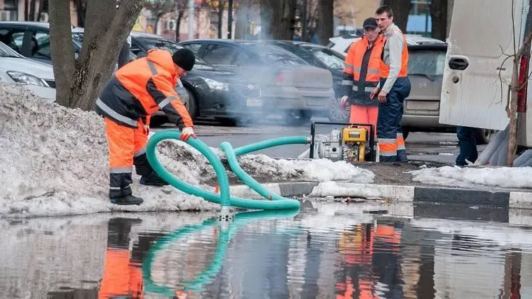 Около 80 единиц техники устраняют подтопления на дорогах Подмосковья