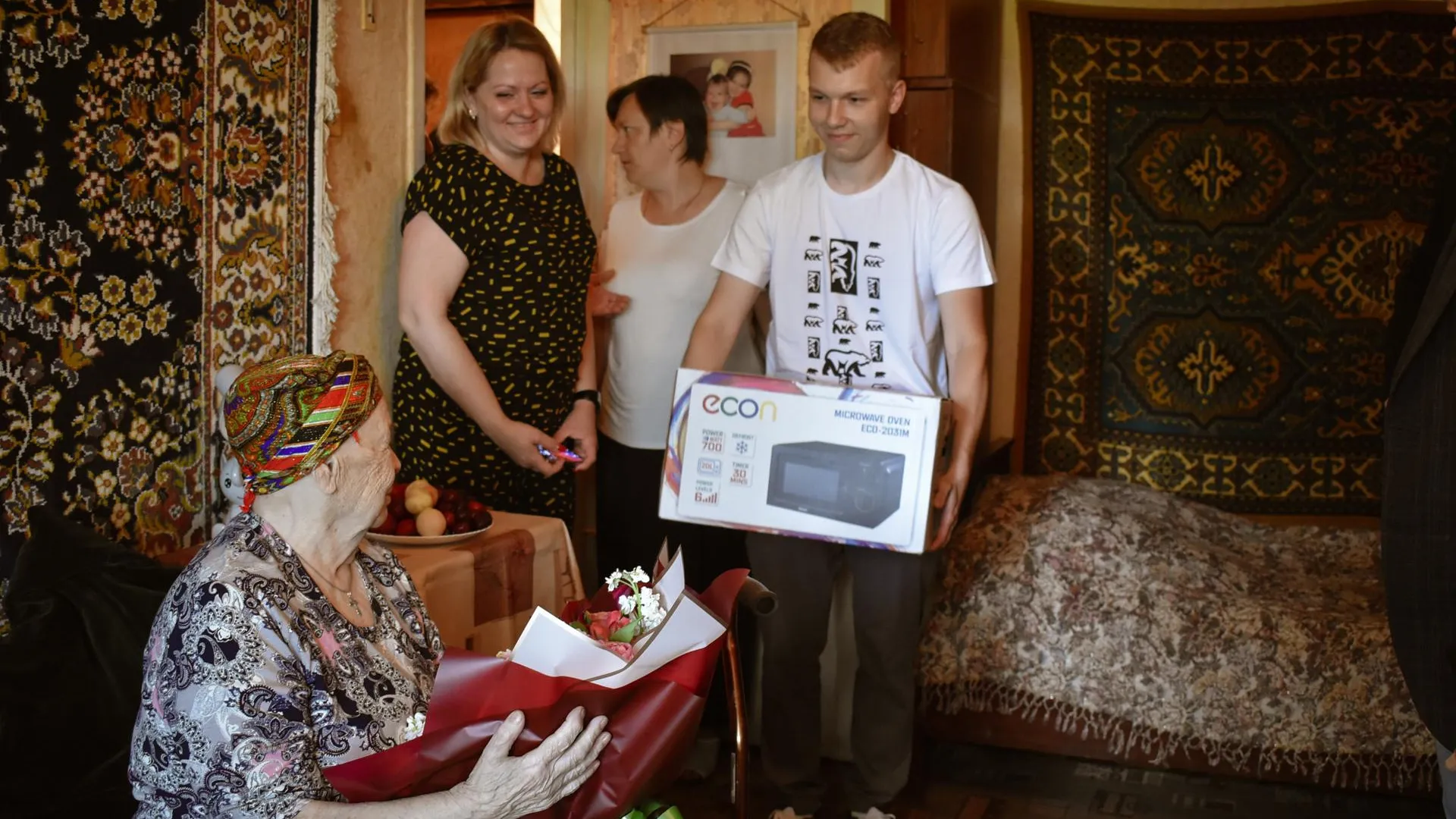 Единороссы Щелкова подарили ветерану ВОВ Галкиной на день рождения микроволновую печь