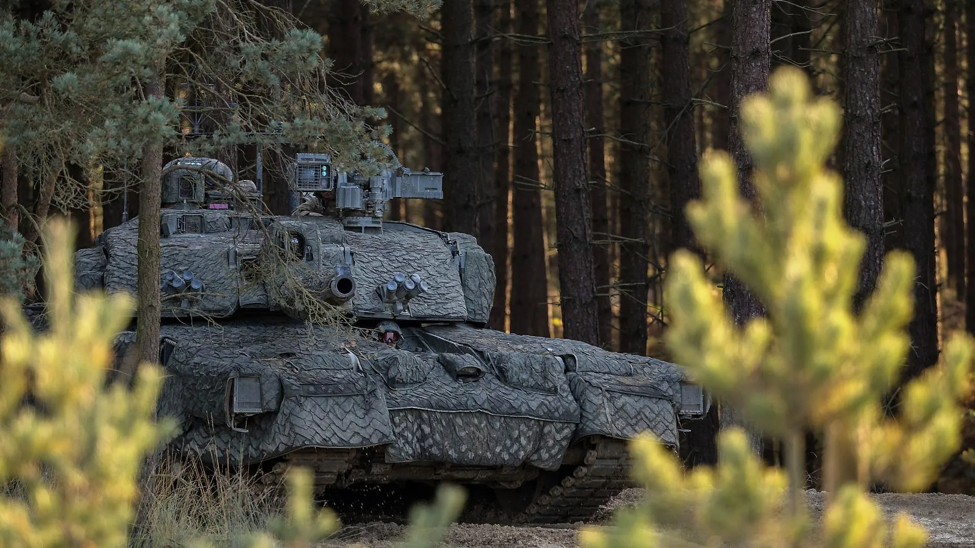 Sun: британский танк Challenger 2 утонул в грязи на Украине