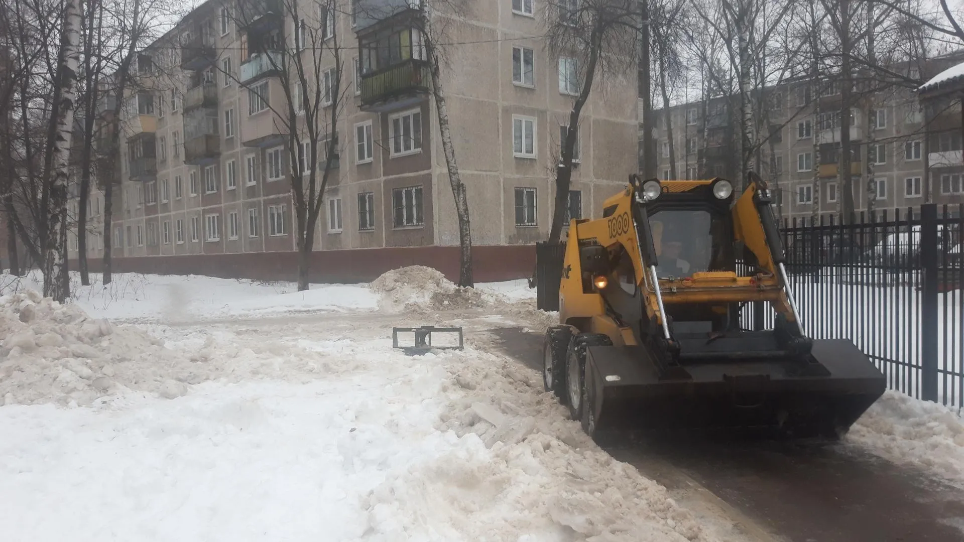 В мкрн Серебрянка Пушкина коммунальщики расчищают тротуары по собственной технологии