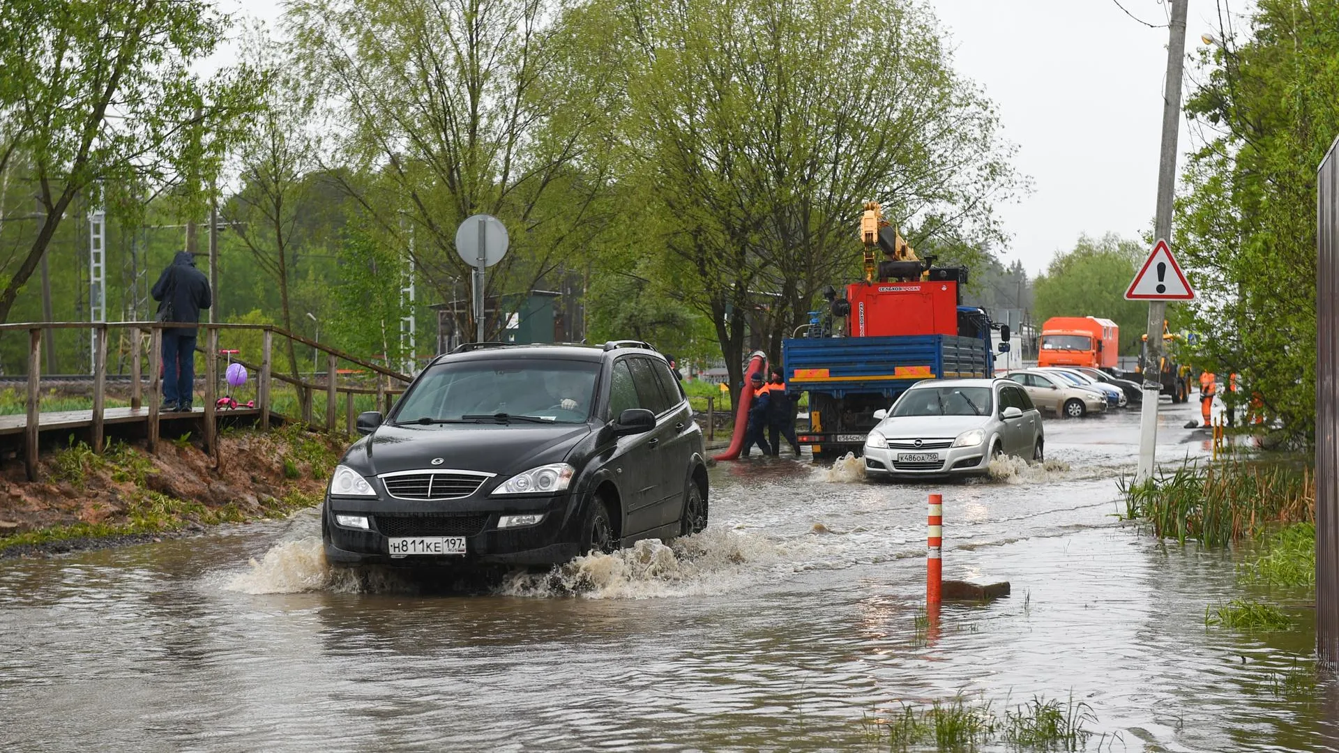 Два автомобиля утонули в Котельниках после дождя