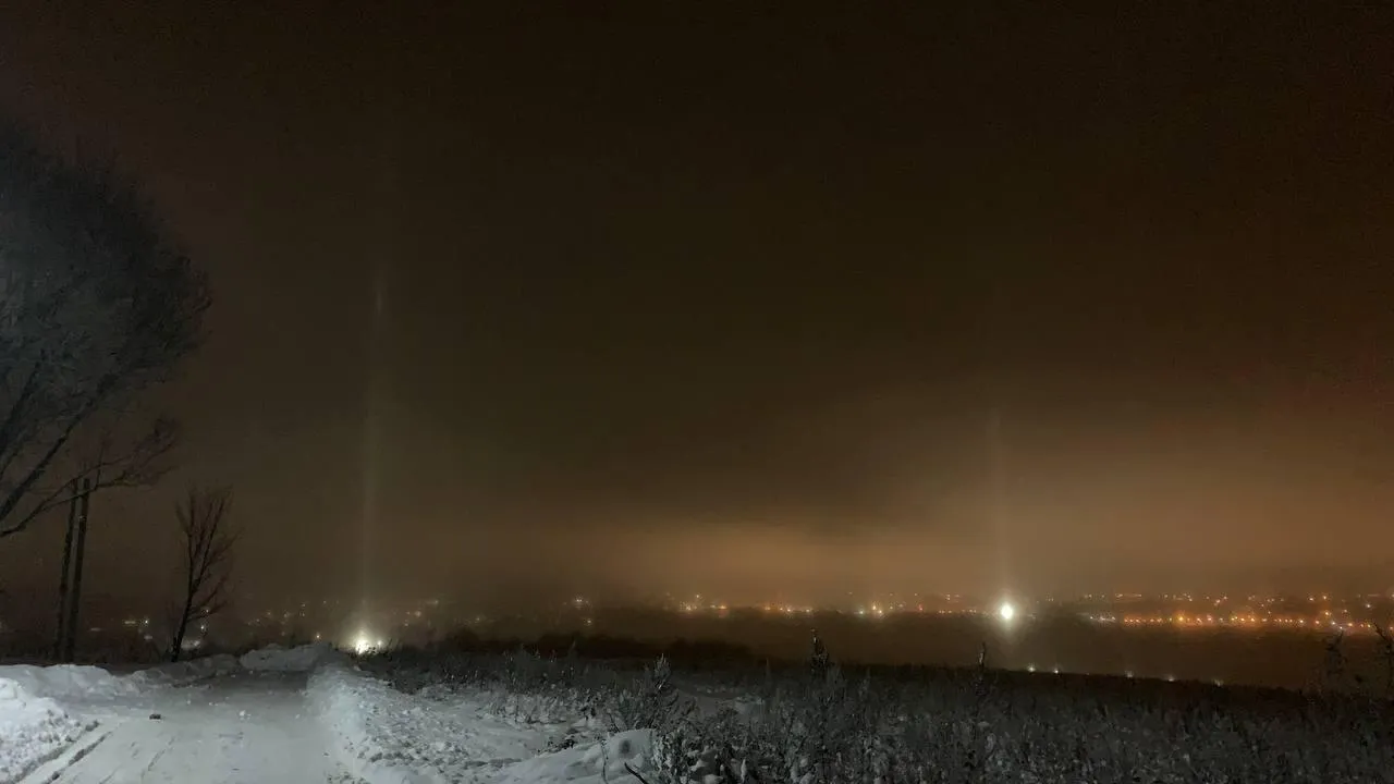 Огромные световые столбы появились в Подмосковье