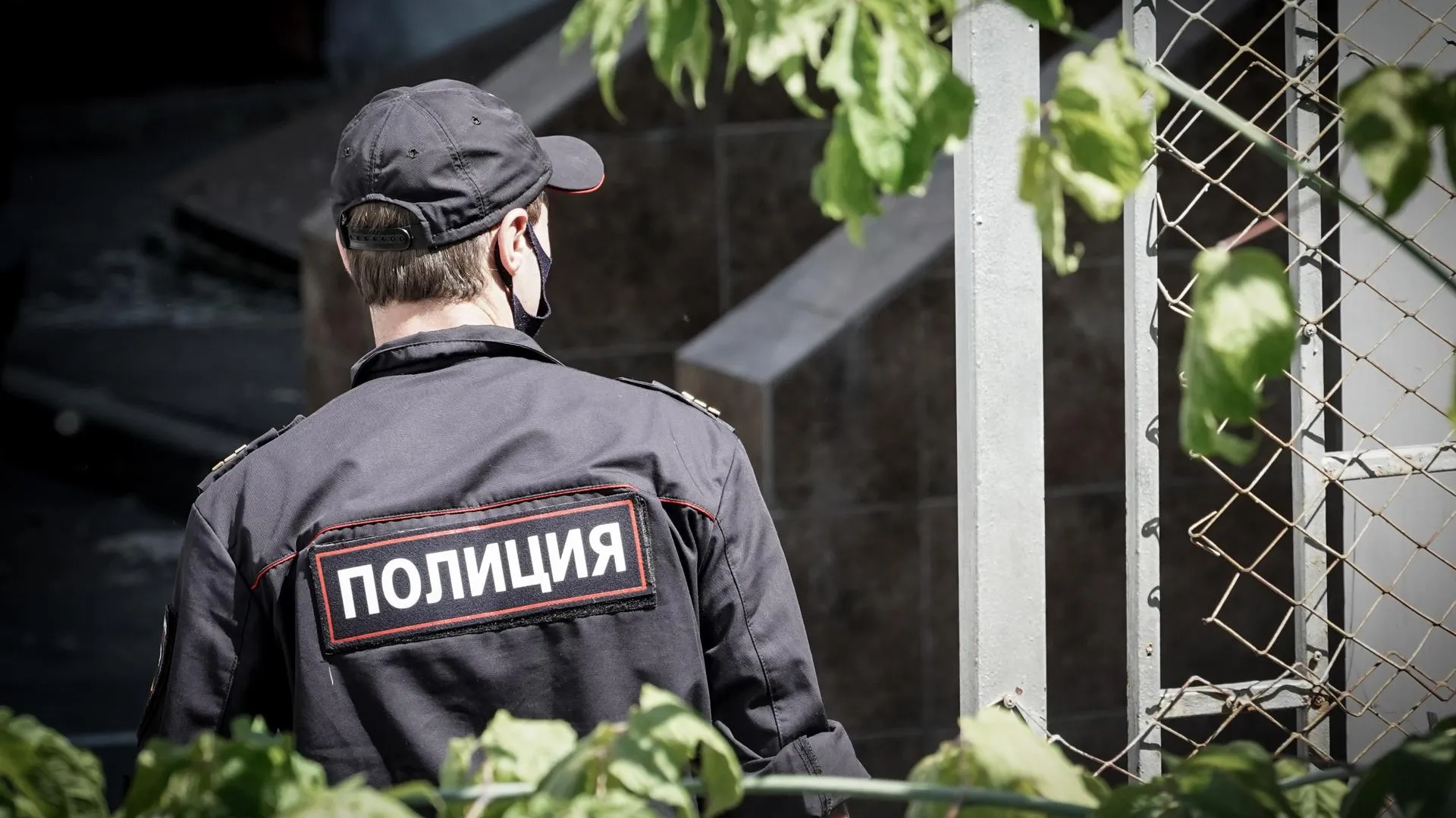 Около 20 мигрантов подрались возле склада на Новорижском шоссе в Подмосковье