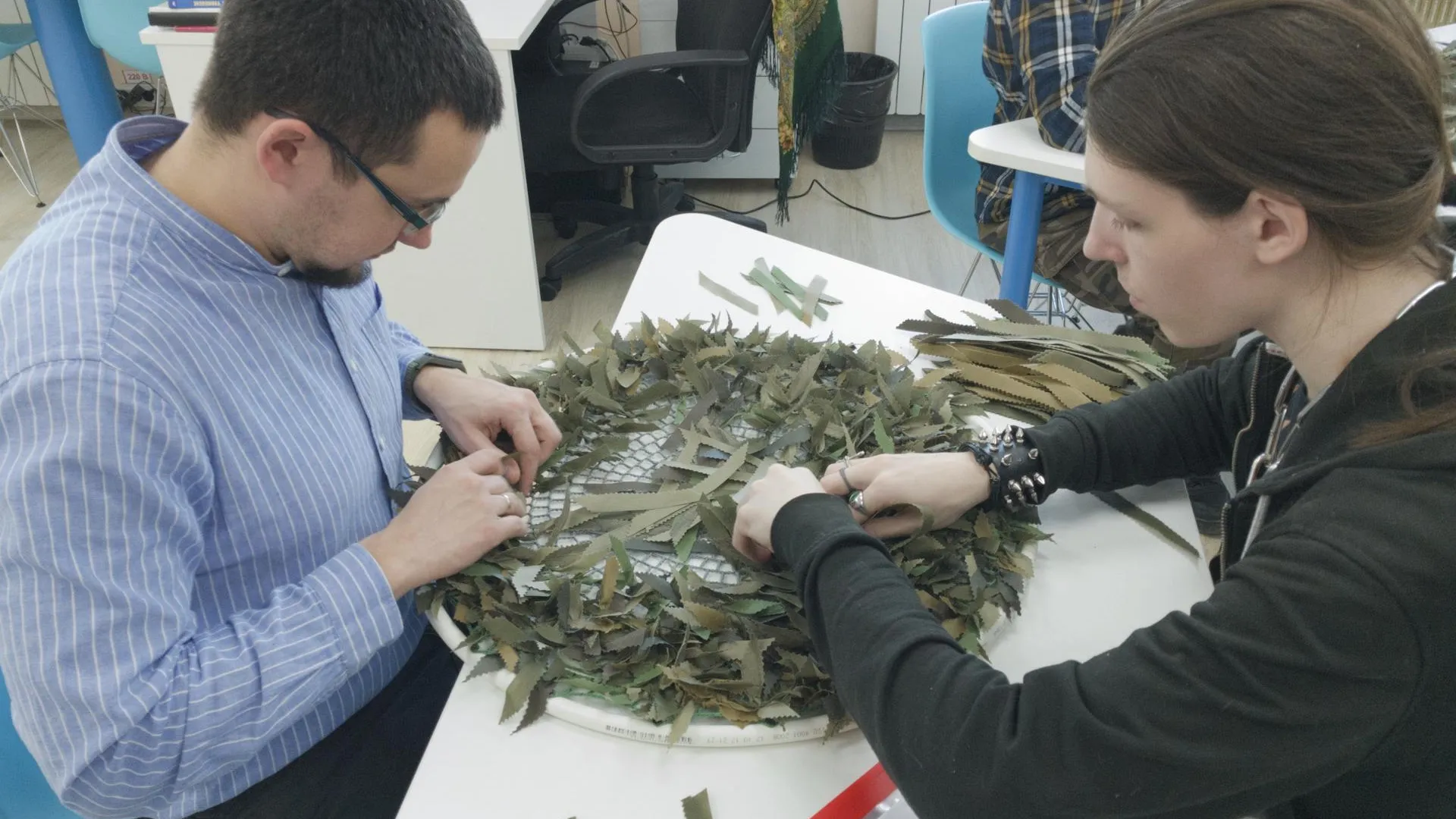 Студенты Сергиева Посада сплели маскировочные нашлемники для бойцов СВО