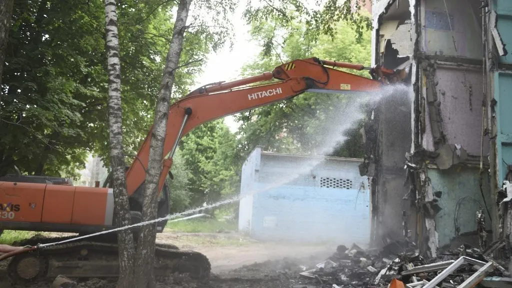 Во Власихе снесут сгоревший 11 лет назад торговый центр