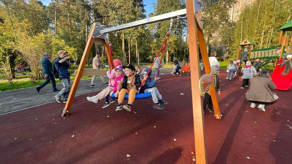 Новая большая игровая зона для детей открылась в Глуховском парке