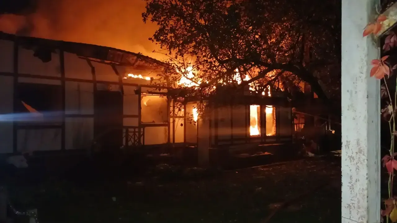 Пожарные локализовали пожар в частной гостинице в Красногорске
